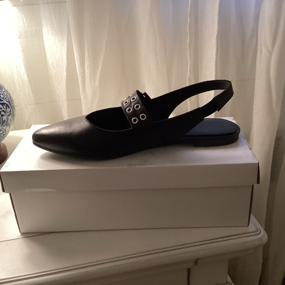 Stylish Black Leather Slingback Flats with Buckle Detail - Picture 3 of 5